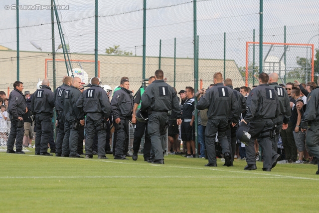 Team Wiener Linien - Sturm Graz
OEFB Cup, 1. Runde, SC Team Wiener Linien -  SK Sturm Graz, Raxplatz Wien, 13.07.2013. 

Foto zeigt Polizei
