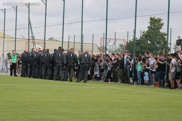 Team Wiener Linien - Sturm Graz
OEFB Cup, 1. Runde, SC Team Wiener Linien -  SK Sturm Graz, Raxplatz Wien, 13.07.2013. 

Foto zeigt Polizei und Fans von Sturm
