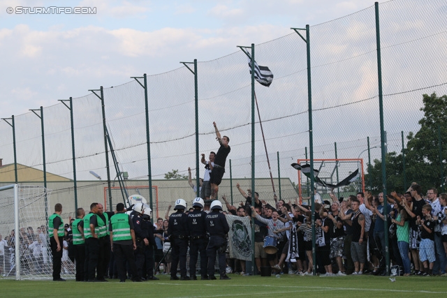 Team Wiener Linien - Sturm Graz
OEFB Cup, 1. Runde, SC Team Wiener Linien -  SK Sturm Graz, Raxplatz Wien, 13.07.2013. 

Foto zeigt Polizei und Fans von Sturm 
