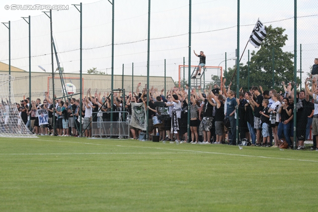 Team Wiener Linien - Sturm Graz
OEFB Cup, 1. Runde, SC Team Wiener Linien -  SK Sturm Graz, Raxplatz Wien, 13.07.2013. 

Foto zeigt Fans von Sturm
