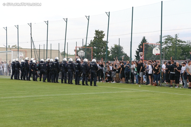 Team Wiener Linien - Sturm Graz
OEFB Cup, 1. Runde, SC Team Wiener Linien -  SK Sturm Graz, Raxplatz Wien, 13.07.2013. 

Foto zeigt Polizei und Fans von Sturm
