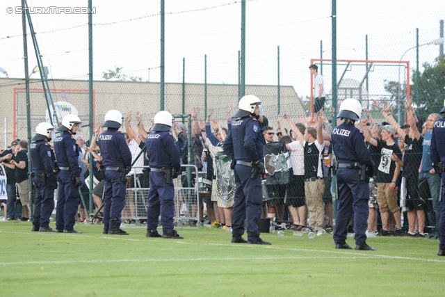 Team Wiener Linien - Sturm Graz
OEFB Cup, 1. Runde, SC Team Wiener Linien -  SK Sturm Graz, Raxplatz Wien, 13.07.2013. 

Foto zeigt Polizei und Fans von Sturm
