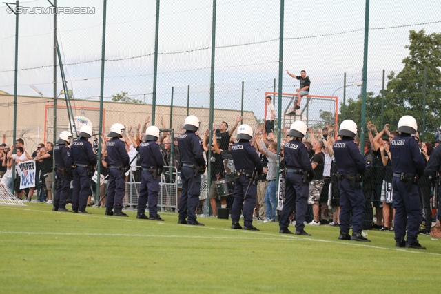 Team Wiener Linien - Sturm Graz
OEFB Cup, 1. Runde, SC Team Wiener Linien -  SK Sturm Graz, Raxplatz Wien, 13.07.2013. 

Foto zeigt Polizei und Fans von Sturm
