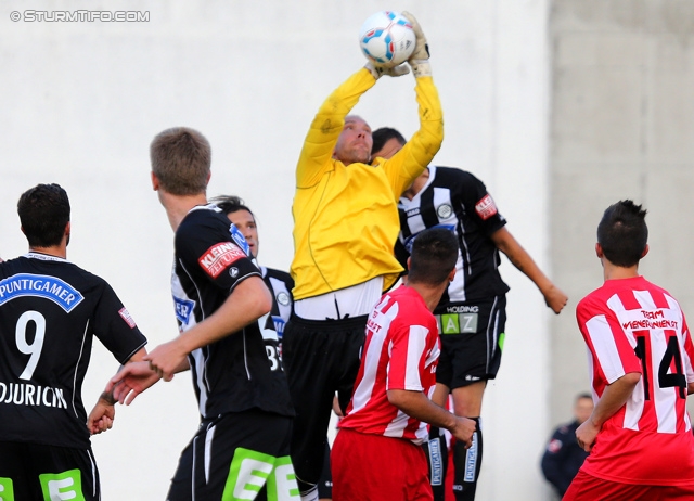 Team Wiener Linien - Sturm Graz
OEFB Cup, 1. Runde, SC Team Wiener Linien -  SK Sturm Graz, Raxplatz Wien, 13.07.2013. 

Foto zeigt Robert Beric (Sturm) und Leopold Figl (Team Wiener Linien)
