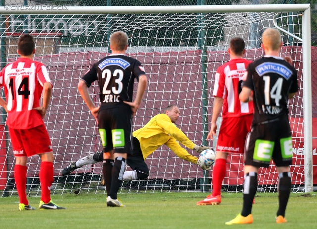 Team Wiener Linien - Sturm Graz
OEFB Cup, 1. Runde, SC Team Wiener Linien -  SK Sturm Graz, Raxplatz Wien, 13.07.2013. 

Foto zeigt Robert Beric (Sturm), Leopold Figl (Team Wiener Linien) und Florian Kainz (Sturm)
