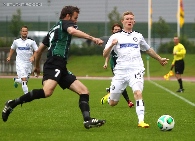 Breidablik - Sturm Graz
UEFA Europa League Qualifikation 2. Runde, FC Breidablik Kopavagur - SK Sturm Graz, Stadion Kopavogsvollur, 18.07.2013. 

Foto zeigt Thordur Hreidarsson (Breidablik) und Florian Kainz (Sturm)
