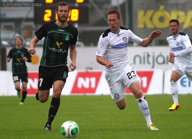 Breidablik - Sturm Graz
UEFA Europa League Qualifikation 2. Runde, FC Breidablik Kopavagur - SK Sturm Graz, Stadion Kopavogsvollur, 18.07.2013. 

Foto zeigt Thordur Hreidarsson (Breidablik) und Robert Beric (Sturm)
