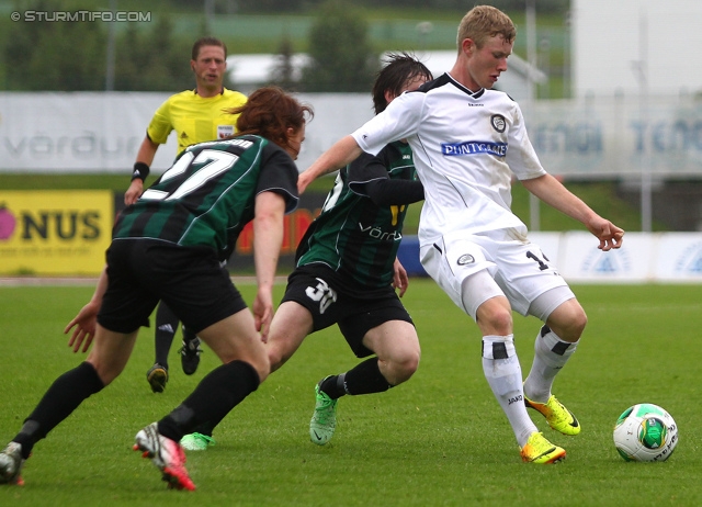 Breidablik - Sturm Graz
UEFA Europa League Qualifikation 2. Runde, FC Breidablik Kopavagur - SK Sturm Graz, Stadion Kopavogsvollur, 18.07.2013. 

Foto zeigt Tomas Gardarsson (Breidablik) und Florian Kainz (Sturm)
