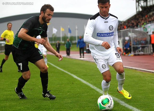 Breidablik - Sturm Graz
UEFA Europa League Qualifikation 2. Runde, FC Breidablik Kopavagur - SK Sturm Graz, Stadion Kopavogsvollur, 18.07.2013. 

Foto zeigt Thordur Hreidarsson (Breidablik) und Marco Djuricin (Sturm)
