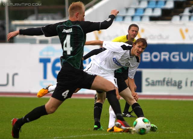 Breidablik - Sturm Graz
UEFA Europa League Qualifikation 2. Runde, FC Breidablik Kopavagur - SK Sturm Graz, Stadion Kopavogsvollur, 18.07.2013. 

Foto zeigt Rene Troost (Breidablik) und Andreas Hoelzl (Sturm)
