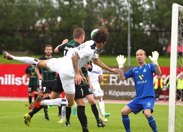 Breidablik - Sturm Graz
UEFA Europa League Qualifikation 2. Runde, FC Breidablik Kopavagur - SK Sturm Graz, Stadion Kopavogsvollur, 18.07.2013. 

Foto zeigt Nikola Vujadinovic (Sturm) und Gunnleifur Gunnleifsson (Breidablik)
