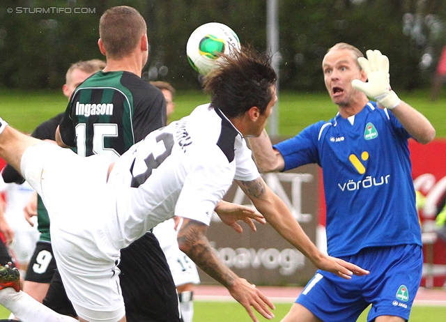 Breidablik - Sturm Graz
UEFA Europa League Qualifikation 2. Runde, FC Breidablik Kopavagur - SK Sturm Graz, Stadion Kopavogsvollur, 18.07.2013. 

Foto zeigt Nikola Vujadinovic (Sturm) und Gunnleifur Gunnleifsson (Breidablik)
