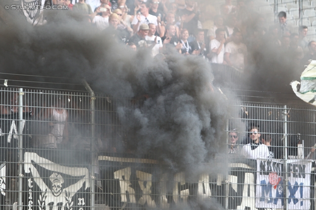 Wacker Innsbruck - Sturm Graz
Oesterreichische Fussball Bundesliga, 1. Runde, FC Wacker Innsbruck - SK Sturm Graz, Tivoli Neu Innsbruck, 21.07.2013. 

Foto zeigt Fans von Sturm
Schlüsselwörter: pyrotechnik