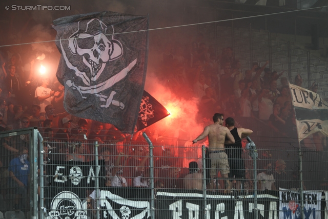 Wacker Innsbruck - Sturm Graz
Oesterreichische Fussball Bundesliga, 1. Runde, FC Wacker Innsbruck - SK Sturm Graz, Tivoli Neu Innsbruck, 21.07.2013. 

Foto zeigt Fans von Sturm
Schlüsselwörter: pyrotechnik