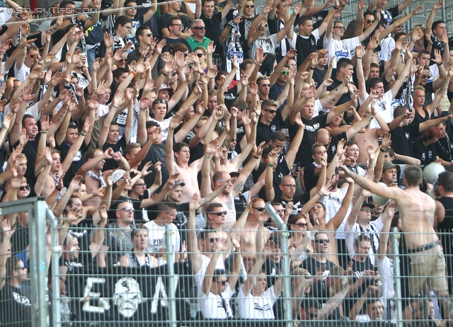 Wacker Innsbruck - Sturm Graz
Oesterreichische Fussball Bundesliga, 1. Runde, FC Wacker Innsbruck - SK Sturm Graz, Tivoli Neu Innsbruck, 21.07.2013. 

Foto zeigt Fans von Sturm
