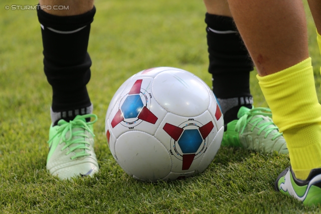 Sturm Graz - Breidablik
UEFA Europa League Qualifikation 2. Runde, SK Sturm Graz -  FC Breidablik Kopavagur, Stadion Liebenau Graz, 25.07.2013. 

Foto zeigt ein Feature mit dem Ball und Spielern
