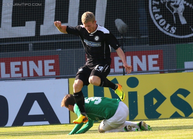 Sturm Graz - Breidablik
UEFA Europa League Qualifikation 2. Runde, SK Sturm Graz -  FC Breidablik Kopavagur, Stadion Liebenau Graz, 25.07.2013. 

Foto zeigt Florian Kainz (Sturm) und Finnur Margeirsson (Breidablik)
