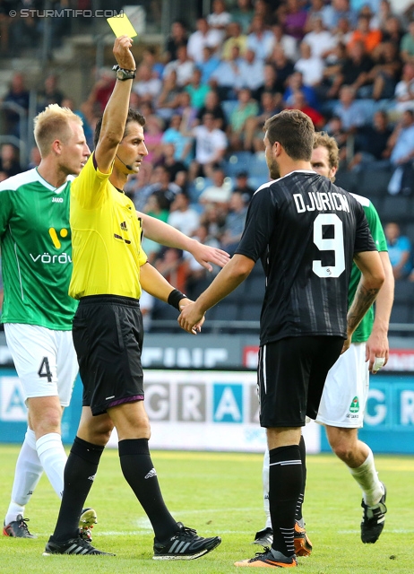 Sturm Graz - Breidablik
UEFA Europa League Qualifikation 2. Runde, SK Sturm Graz -  FC Breidablik Kopavagur, Stadion Liebenau Graz, 25.07.2013. 

Foto zeigt Schiedsrichter Tasos Sidiropoulos und Marco Djuricin (Sturm)
Schlüsselwörter: gelbe