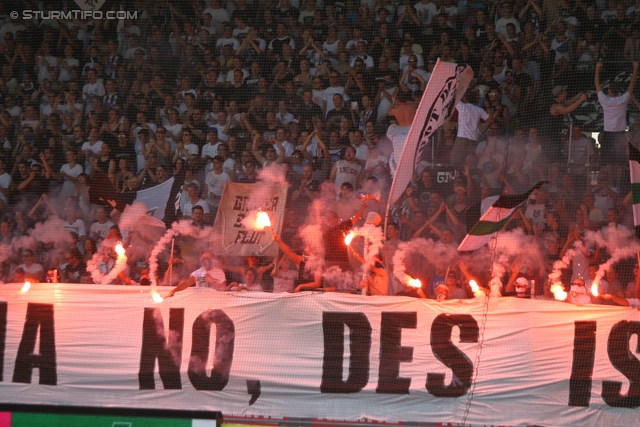 Sturm Graz - Rapid Wien
Oesterreichische Fussball Bundesliga, 3. Runde, SK Sturm Graz - SK Rapid Wien, Stadion Liebenau Graz, 04.08.2013. 

Foto zeigt Fans von Sturm mit einer Choreografie
