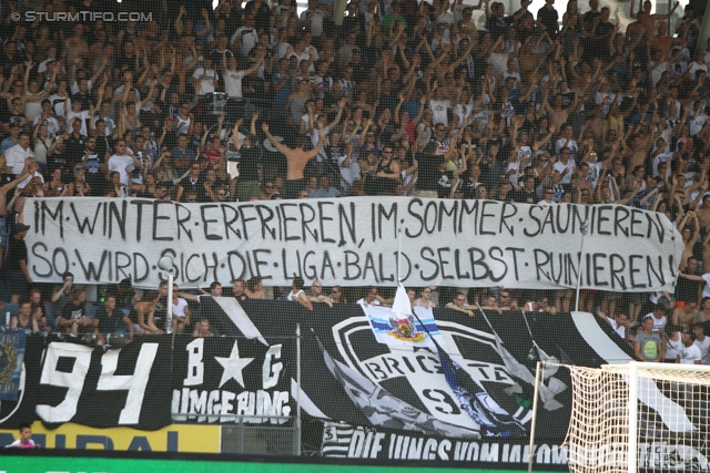 Sturm Graz - Rapid Wien
Oesterreichische Fussball Bundesliga, 3. Runde, SK Sturm Graz - SK Rapid Wien, Stadion Liebenau Graz, 04.08.2013. 

Foto zeigt Fans von Sturm mit einem Spruchband
