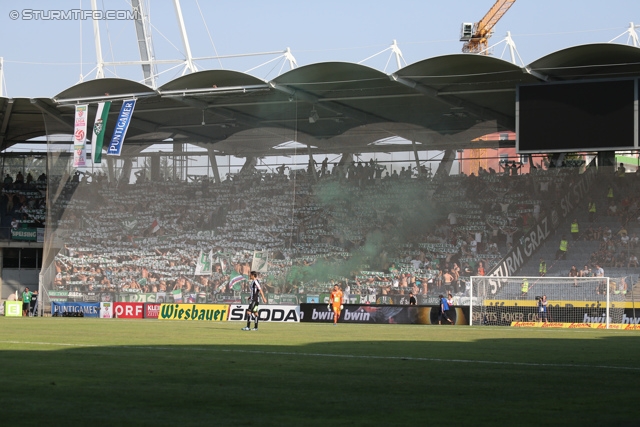 Sturm Graz - Rapid Wien
Oesterreichische Fussball Bundesliga, 3. Runde, SK Sturm Graz - SK Rapid Wien, Stadion Liebenau Graz, 04.08.2013. 

Foto zeigt Fans von Rapid mit einer Choreografie
