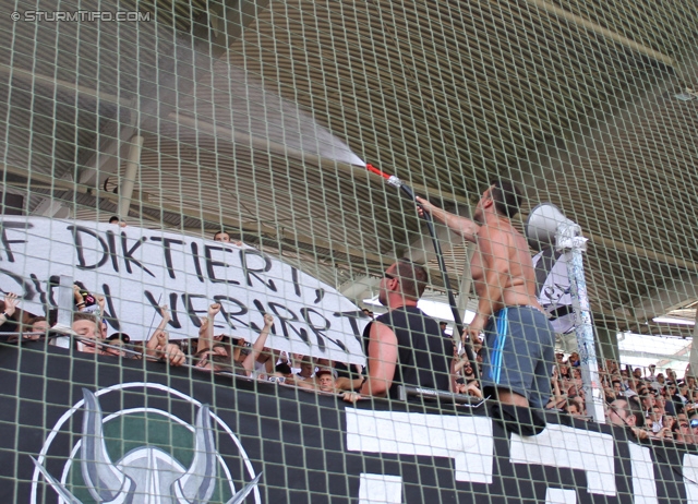 Sturm Graz - Rapid Wien
Oesterreichische Fussball Bundesliga, 3. Runde, SK Sturm Graz - SK Rapid Wien, Stadion Liebenau Graz, 04.08.2013. 

Foto zeigt Fans von Sturm mit einem Wasserschlauch
