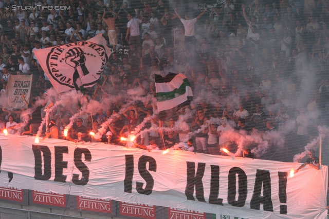 Sturm Graz - Rapid Wien
Oesterreichische Fussball Bundesliga, 3. Runde, SK Sturm Graz - SK Rapid Wien, Stadion Liebenau Graz, 04.08.2013. 

Foto zeigt Fans von Sturm mit einer Choreografie
