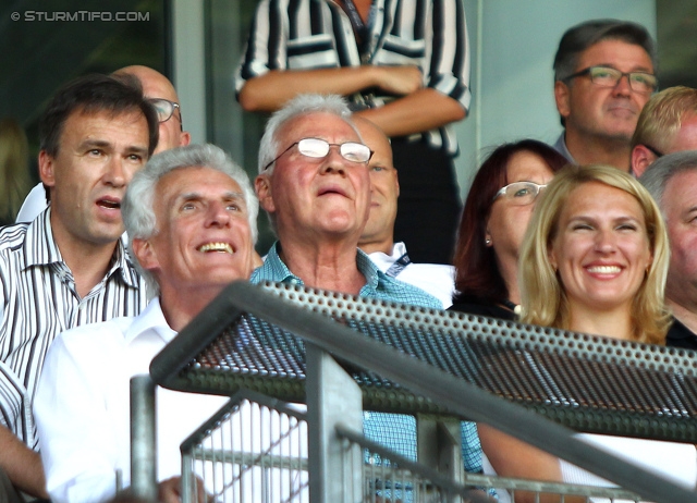 Sturm Graz - Rapid Wien
Oesterreichische Fussball Bundesliga, 3. Runde, SK Sturm Graz - SK Rapid Wien, Stadion Liebenau Graz, 04.08.2013. 

Foto zeigt Christian Jauk (Praesident Sturm), Frank Stronach (Magna) und Kathrin Nachbaur (Magna)
