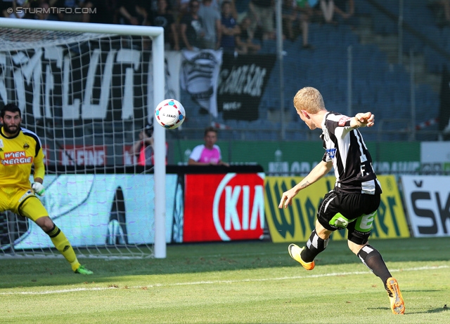 Sturm Graz - Rapid Wien
Oesterreichische Fussball Bundesliga, 3. Runde, SK Sturm Graz - SK Rapid Wien, Stadion Liebenau Graz, 04.08.2013. 

Foto zeigt Jan Novota (Rapid) und Florian Kainz (Sturm)
