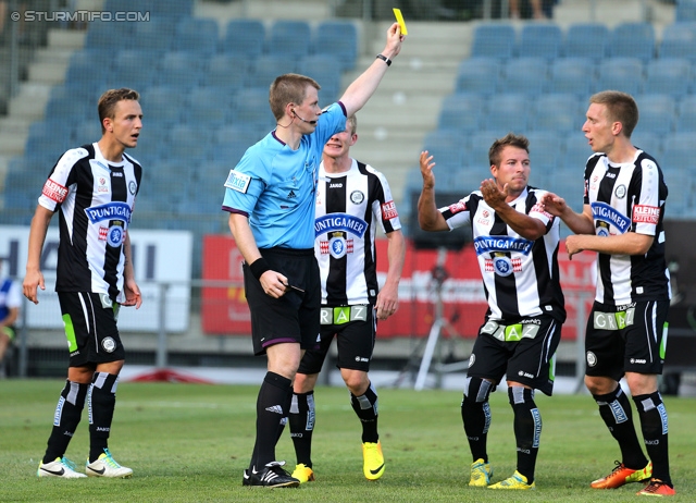 Sturm Graz - Rapid Wien
Oesterreichische Fussball Bundesliga, 3. Runde, SK Sturm Graz - SK Rapid Wien, Stadion Liebenau Graz, 04.08.2013. 

Foto zeigt Daniel Beichler (Sturm), Schiedsrichter Markus Hameter, Christoph Kroepfl (Sturm) und Robert Beric (Sturm)
Schlüsselwörter: gelbe