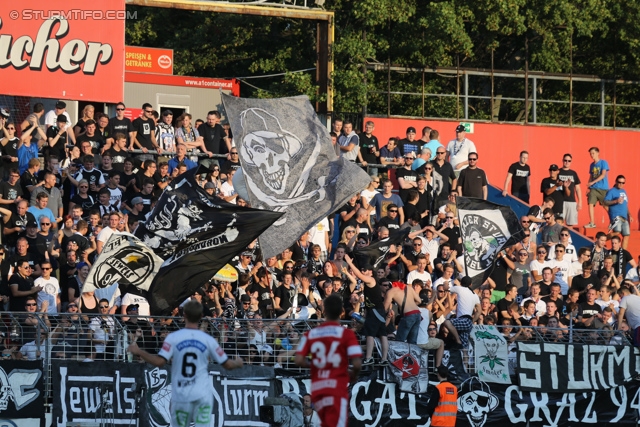 Admira Wacker - Sturm Graz
Oesterreichische Fussball Bundesliga, 4. Runde, FC Admira Wacker Moedling - SK Sturm Graz, Stadion Suedstadt Maria Enzersdorf, 10.08.2013. 

Foto zeigt Fans von Sturm
