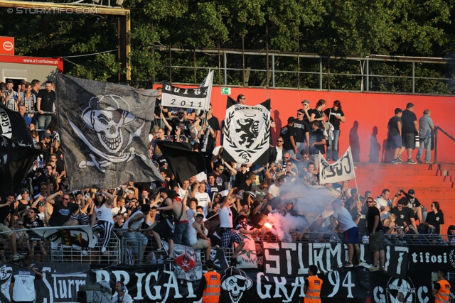 Admira Wacker - Sturm Graz
Oesterreichische Fussball Bundesliga, 4. Runde, FC Admira Wacker Moedling - SK Sturm Graz, Stadion Suedstadt Maria Enzersdorf, 10.08.2013. 

Foto zeigt Fans von Sturm
