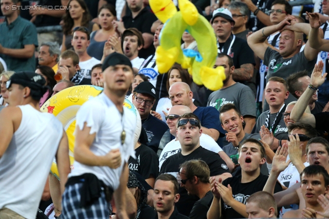 Admira Wacker - Sturm Graz
Oesterreichische Fussball Bundesliga, 4. Runde, FC Admira Wacker Moedling - SK Sturm Graz, Stadion Suedstadt Maria Enzersdorf, 10.08.2013. 

Foto zeigt Fans von Sturm
