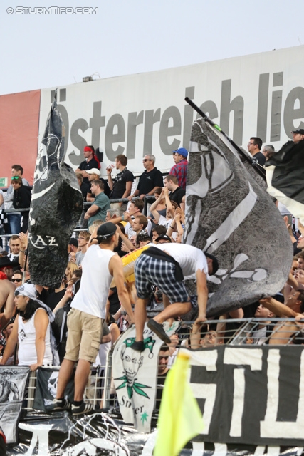 Admira Wacker - Sturm Graz
Oesterreichische Fussball Bundesliga, 4. Runde, FC Admira Wacker Moedling - SK Sturm Graz, Stadion Suedstadt Maria Enzersdorf, 10.08.2013. 

Foto zeigt Fans von Sturm
