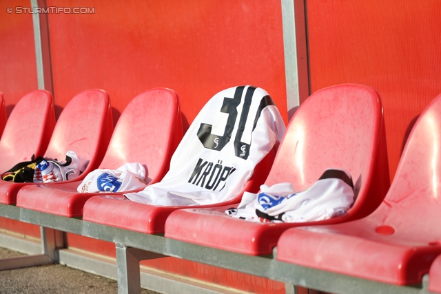 Admira Wacker - Sturm Graz
Oesterreichische Fussball Bundesliga, 4. Runde, FC Admira Wacker Moedling - SK Sturm Graz, Stadion Suedstadt Maria Enzersdorf, 10.08.2013. 

Foto zeigt ein Feature mit dem Trikot von Christoph Kroepfl (Sturm)
