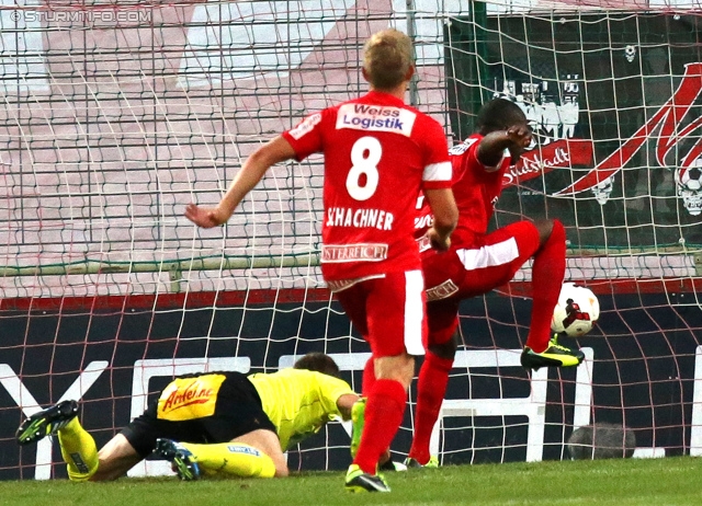 Admira Wacker - Sturm Graz
Oesterreichische Fussball Bundesliga, 4. Runde, FC Admira Wacker Moedling - SK Sturm Graz, Stadion Suedstadt Maria Enzersdorf, 10.08.2013. 

Foto zeigt Christian Gratzei (Sturm), Bernhard Schachner (Admira) und Issiaka Ouedraogo (Admira)
Schlüsselwörter: tor