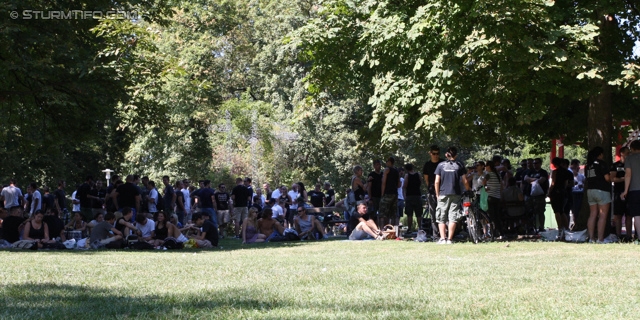 Sturm Graz - Salzburg
Oesterreichische Fussball Bundesliga, 5. Runde, SK Sturm Graz - FC RB Salzburg, Stadion Liebenau Graz, 17.08.2013. 

Foto zeigt das Fan-Picknick im Augarten
