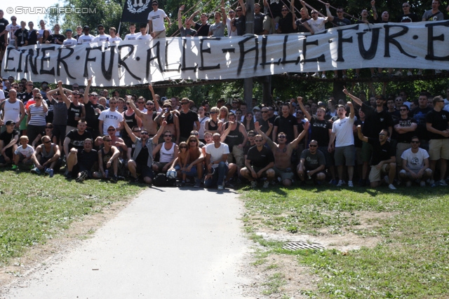 Sturm Graz - Salzburg
Oesterreichische Fussball Bundesliga, 5. Runde, SK Sturm Graz - FC RB Salzburg, Stadion Liebenau Graz, 17.08.2013. 

Foto zeigt das Fan-Picknick im Augarten
