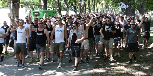 Sturm Graz - Salzburg
Oesterreichische Fussball Bundesliga, 5. Runde, SK Sturm Graz - FC RB Salzburg, Stadion Liebenau Graz, 17.08.2013. 

Foto zeigt den Corteo der Fans von Sturm
