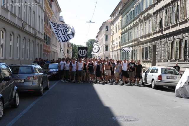 Sturm Graz - Salzburg
Oesterreichische Fussball Bundesliga, 5. Runde, SK Sturm Graz - FC RB Salzburg, Stadion Liebenau Graz, 17.08.2013. 

Foto zeigt den Corteo der Fans von Sturm
