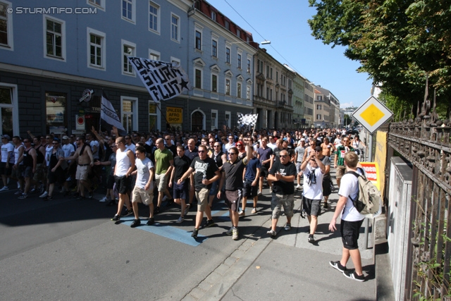 Sturm Graz - Salzburg
Oesterreichische Fussball Bundesliga, 5. Runde, SK Sturm Graz - FC RB Salzburg, Stadion Liebenau Graz, 17.08.2013. 

Foto zeigt den Corteo der Fans von Sturm
