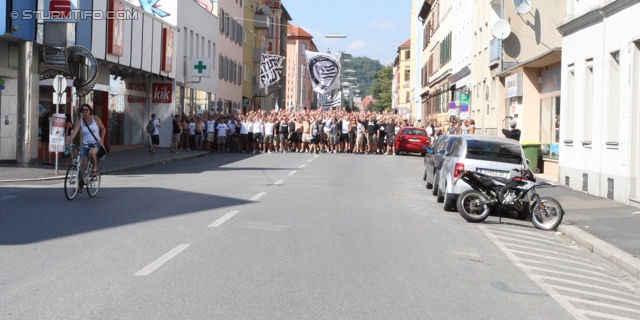 Sturm Graz - Salzburg
Oesterreichische Fussball Bundesliga, 5. Runde, SK Sturm Graz - FC RB Salzburg, Stadion Liebenau Graz, 17.08.2013. 

Foto zeigt den Corteo der Fans von Sturm
