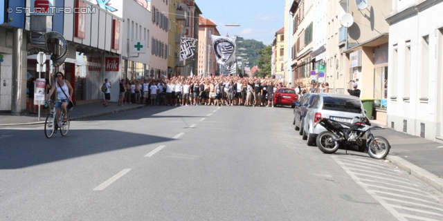 Sturm Graz - Salzburg
Oesterreichische Fussball Bundesliga, 5. Runde, SK Sturm Graz - FC RB Salzburg, Stadion Liebenau Graz, 17.08.2013. 

Foto zeigt den Corteo der Fans von Sturm
