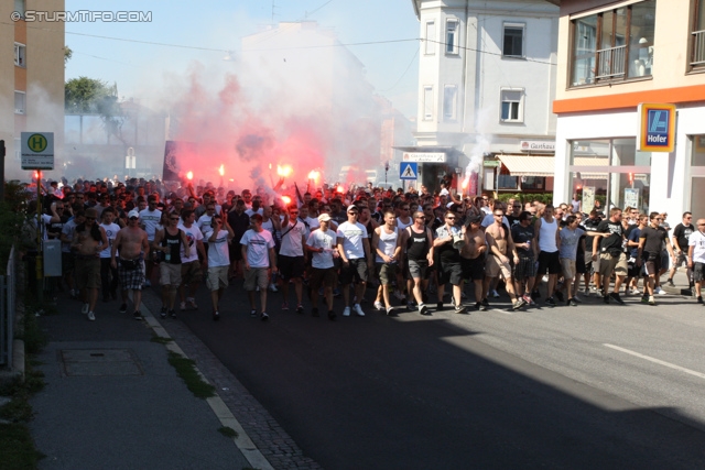 Sturm Graz - Salzburg
Oesterreichische Fussball Bundesliga, 5. Runde, SK Sturm Graz - FC RB Salzburg, Stadion Liebenau Graz, 17.08.2013. 

Foto zeigt den Corteo der Fans von Sturm
Schlüsselwörter: pyrotechnik