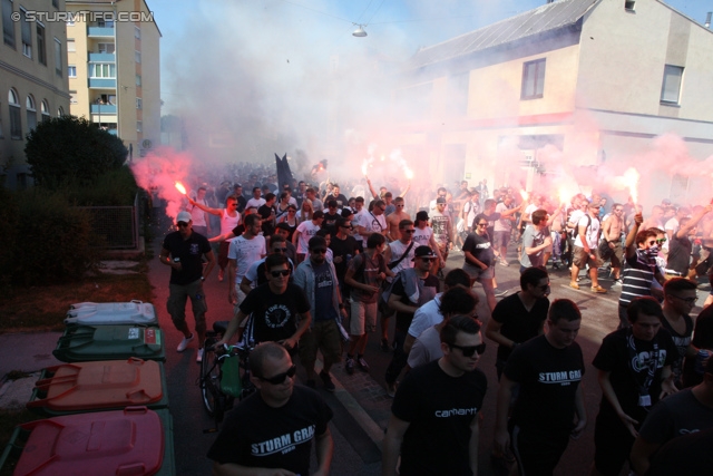 Sturm Graz - Salzburg
Oesterreichische Fussball Bundesliga, 5. Runde, SK Sturm Graz - FC RB Salzburg, Stadion Liebenau Graz, 17.08.2013. 

Foto zeigt den Corteo der Fans von Sturm
Schlüsselwörter: pyrotechnik