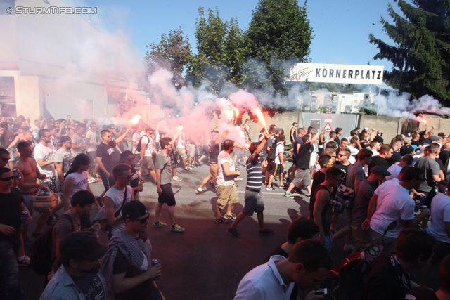 Sturm Graz - Salzburg
Oesterreichische Fussball Bundesliga, 5. Runde, SK Sturm Graz - FC RB Salzburg, Stadion Liebenau Graz, 17.08.2013. 

Foto zeigt den Corteo der Fans von Sturm
Schlüsselwörter: pyrotechnik