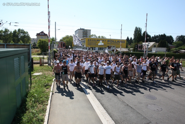 Sturm Graz - Salzburg
Oesterreichische Fussball Bundesliga, 5. Runde, SK Sturm Graz - FC RB Salzburg, Stadion Liebenau Graz, 17.08.2013. 

Foto zeigt den Corteo der Fans von Sturm
