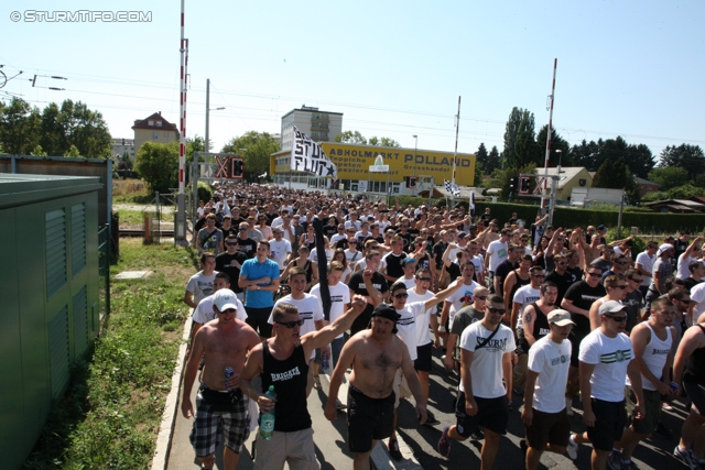 Sturm Graz - Salzburg
Oesterreichische Fussball Bundesliga, 5. Runde, SK Sturm Graz - FC RB Salzburg, Stadion Liebenau Graz, 17.08.2013. 

Foto zeigt den Corteo der Fans von Sturm
