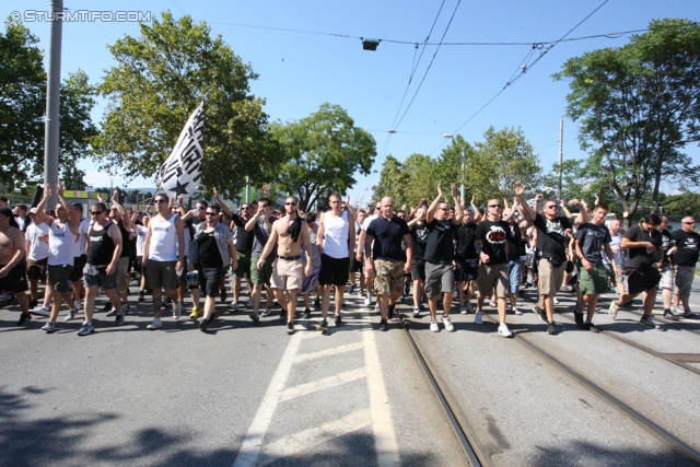 Sturm Graz - Salzburg
Oesterreichische Fussball Bundesliga, 5. Runde, SK Sturm Graz - FC RB Salzburg, Stadion Liebenau Graz, 17.08.2013. 

Foto zeigt den Corteo der Fans von Sturm
