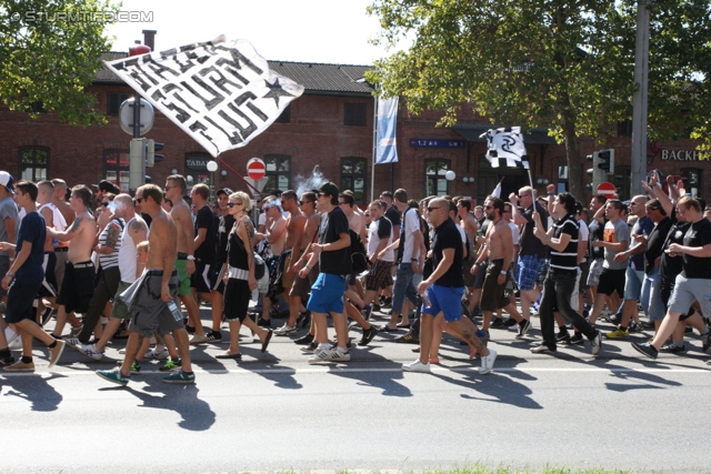 Sturm Graz - Salzburg
Oesterreichische Fussball Bundesliga, 5. Runde, SK Sturm Graz - FC RB Salzburg, Stadion Liebenau Graz, 17.08.2013. 

Foto zeigt den Corteo der Fans von Sturm
